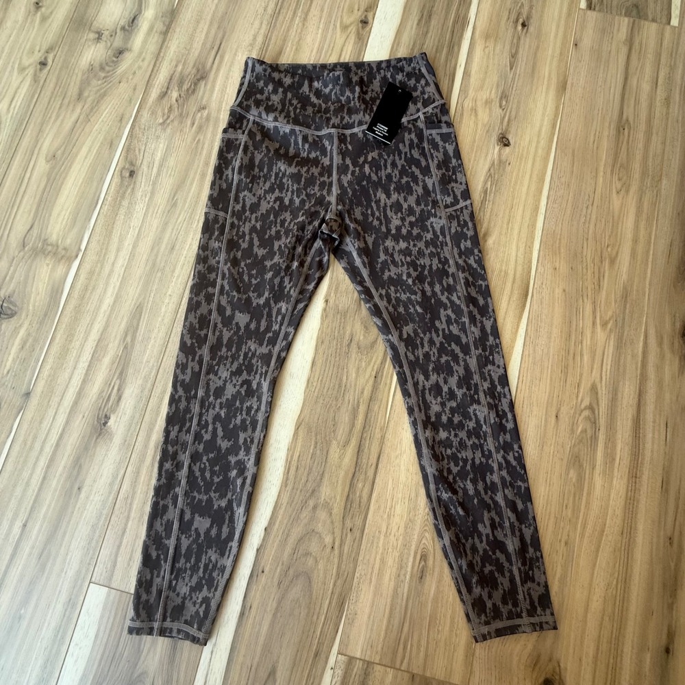 LegEnd Active Printed 7/8 Leggings with Pockets‎ Medium Leopard Print Gray
